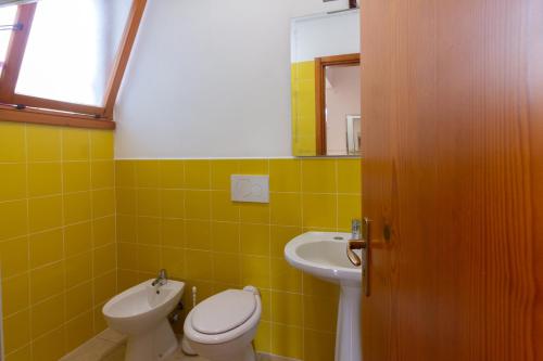 un bagno con un water e un lavandino di Rainbow Apartment - Torre dell'orso a Torre dell'Orso