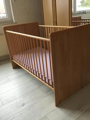 a wooden crib in a room at Zum Schnatz in Willingshausen