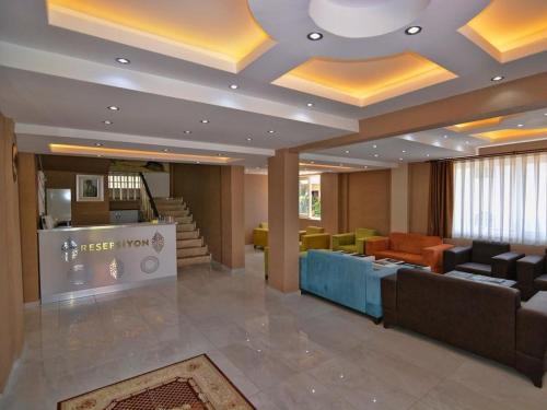 a lobby of a hotel with couches and a waiting room at Airport Güllük Otel in Milas