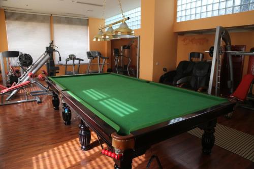 una mesa de billar en una sala con equipo de ejercicios en The Burj Ghazanfar in Mazar-e Sharif, 
