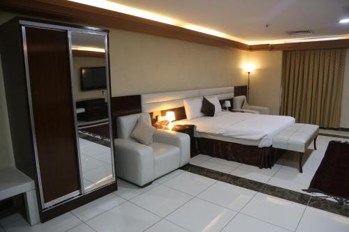 Ένα ή περισσότερα κρεβάτια σε δωμάτιο στο The Burj Ghazanfar in Mazar-e Sharif