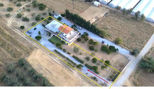 una vista aérea de una casa en un campo en Lefkandi Family House, en Chalkida
