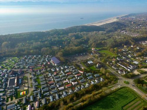 an aerial view of a parking lot near the water at Chalet Sirun Strandcamping Valkenisse, Biggekerke in Biggekerke