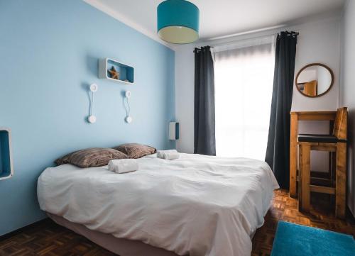 Кровать или кровати в номере Sandycamps Surf House