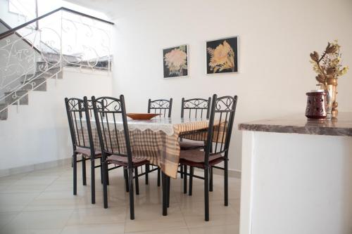 - une salle à manger avec une table et des chaises dans l'établissement brisa medeterraneo, à Martil