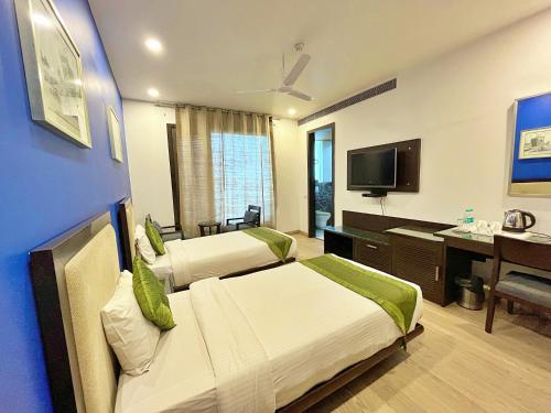 Amber Inn by Orion Hotelsにあるテレビまたはエンターテインメントセンター