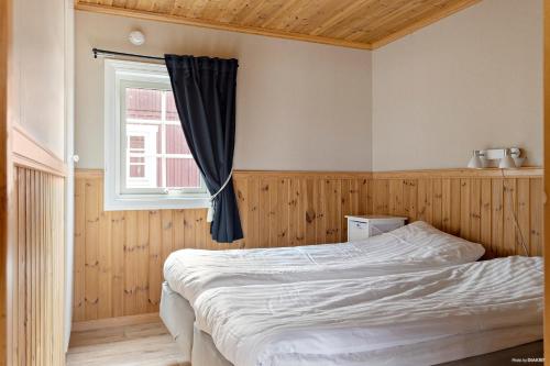 1 dormitorio con cama y ventana en First Camp Sunne - Fryksdalen, en Sunne