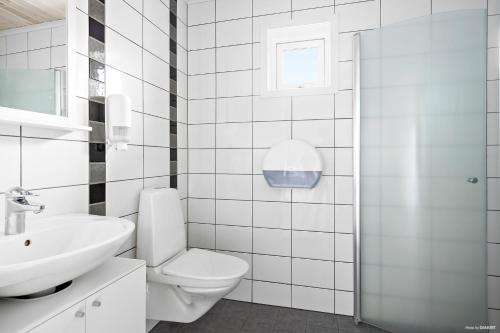 uma casa de banho branca com um WC e um lavatório em First Camp Sunne - Fryksdalen em Sunne