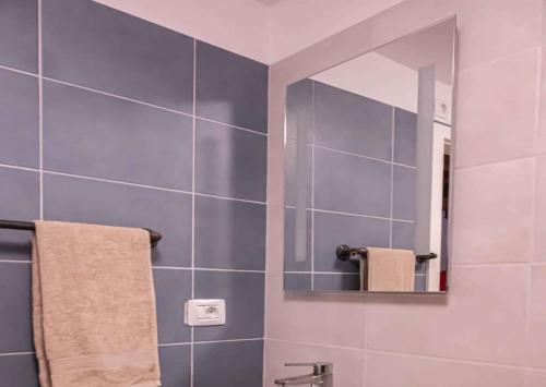 ein Badezimmer mit einem Spiegel und einem Waschbecken in der Unterkunft Holiday home in Vidovici - Insel Cres 43064 in Vidović