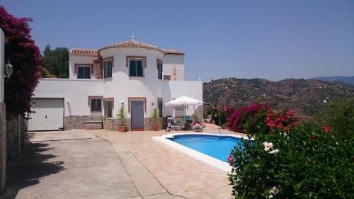 Countryside private apartment with pool & sea view