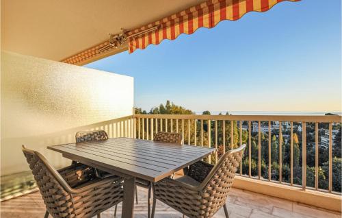 une table et des chaises sur un balcon avec l'océan dans l'établissement 1 Bedroom Gorgeous Apartment In Cannes, à Cannes