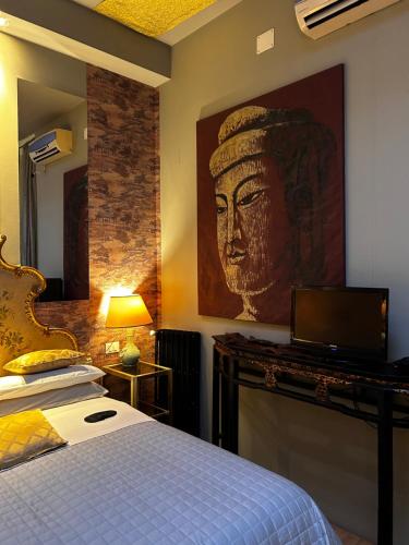 LU Suites في تورينو: غرفة نوم فيها لوحة على الرأس على الحائط