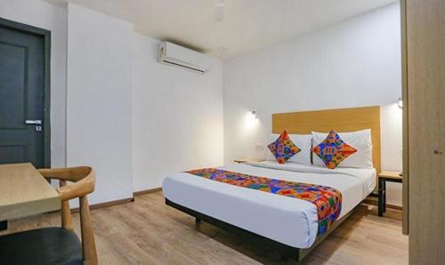 um quarto com uma cama e uma secretária num quarto em FabHotel Indraprastha - Shahdara em Nova Deli