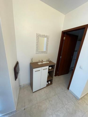 聖特奧托紐的住宿－Alojamento Amor de Mãe，一间带水槽和镜子的浴室