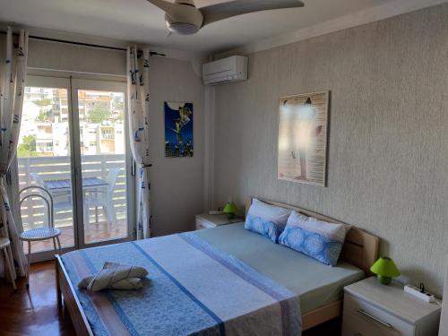 1 dormitorio con 1 cama y balcón en La Casa di Elisa en Hvar