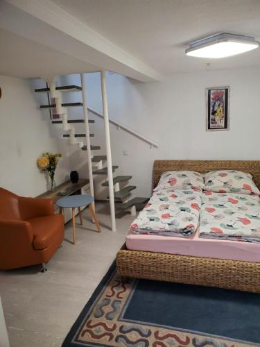 - une chambre avec un lit et un escalier en colimaçon dans l'établissement Ferien im mittlerem Rheintal, à Remagen