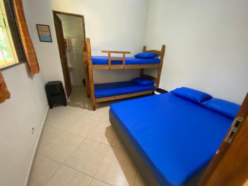 Bunk bed o mga bunk bed sa kuwarto sa Casa p/ temporada em Peruíbe