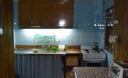 eine Küche mit Spüle und Herd in der Unterkunft La Caleta in Tigre