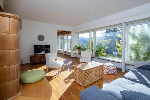 Posezení v ubytování Beautiful luxury apartment with terrace, large garden, parking space and smart TV