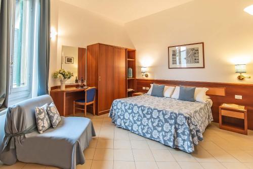 Habitación de hotel con cama y silla en Hotel Bonifacio en Florencia