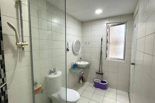 W łazience znajduje się prysznic, toaleta i umywalka. w obiekcie Nice & Comfy Studio in Greenfield Regency w mieście Johor Bahru