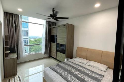 sypialnia z łóżkiem i dużym oknem w obiekcie Nice & Comfy Studio in Greenfield Regency w mieście Johor Bahru
