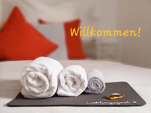 um monte de toalhas em cima de uma mesa em Banaba em Wiesbaden