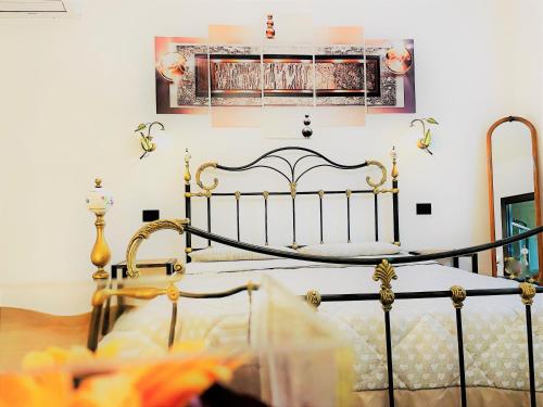 a bedroom with a black and gold bed in a room at B&B Villa Incrocca in Cerreto dʼEsi