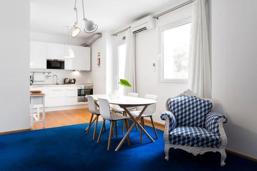 - une cuisine et une salle à manger avec une table et des chaises dans l'établissement Baía das Caldeirinhas, à Horta