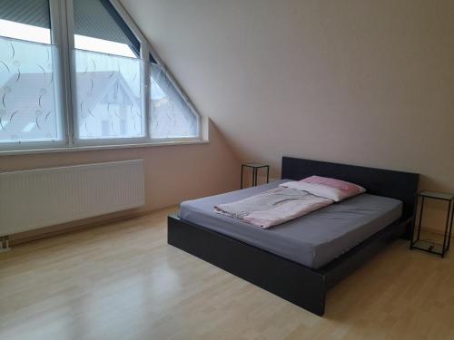 1 dormitorio con cama y ventana grande en Sonnenparkhaus en Roth