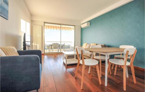 un salon avec une table et des chaises dans l'établissement 1 Bedroom Gorgeous Apartment In Cannes, à Cannes