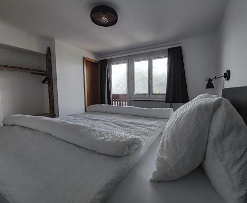 En eller flere senger på et rom på Berghotel Weisshorn