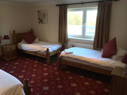 سرير أو أسرّة في غرفة في Hunters Lodge Inn