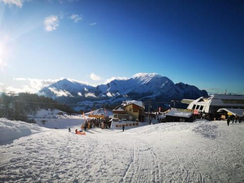 a group of people on a ski slope in the snow at Feel like Home - vista montagna, vicino lago di Como in Maggio