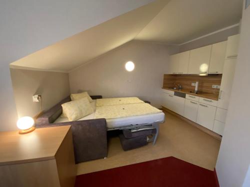 a small room with a bed and a desk in it at Privatzimmer und Ferienwohnungen Leeb in Persenbeug-Gottsdorf