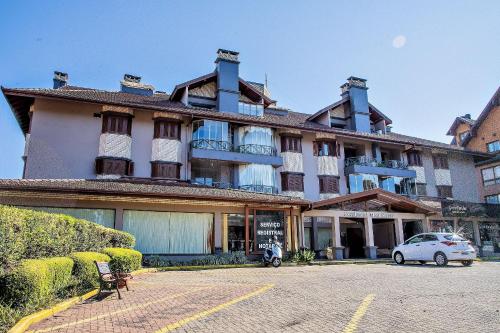 um edifício com um carro estacionado em frente em LOCAR-IN GRAMADO Monte Serrat - Coração de Gramado - Centro em Gramado