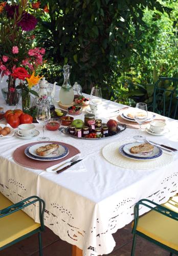 un tavolo con cibo su una tovaglia bianca di Casa de Chica Ecoturismo a Lousame