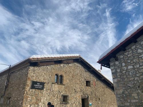 un edificio de piedra con un cielo en el fondo en Los Diezmos, en Jabaloyas