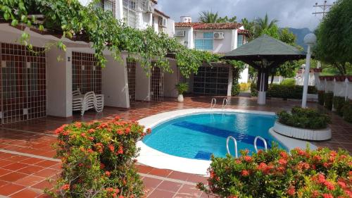 una casa con piscina en un patio en Uchuva beach house, en Santa Marta