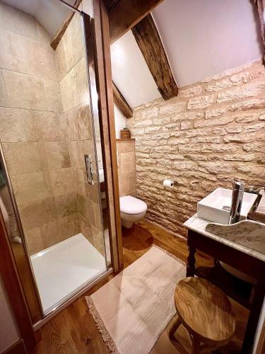 a bathroom with a shower and a toilet and a sink at Chambres Privées des HAMY au coeur du parc national ENTRÉE AUTONOME in Arc-en-Barrois