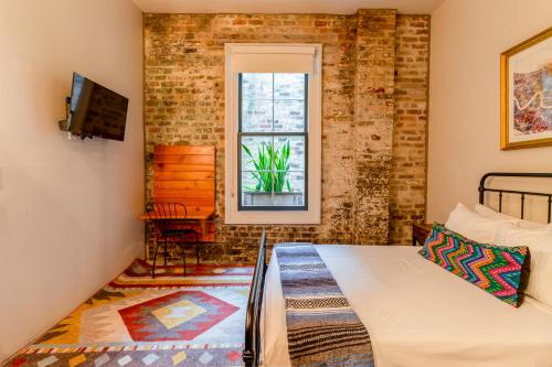 Postel nebo postele na pokoji v ubytování Catahoula Hotel New Orleans