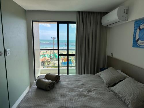 1 dormitorio con 1 cama y vistas al océano en Porto Galinhas frente mar Mikonos en Ipojuca