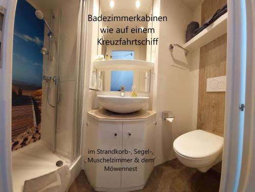 bagno con lavandino e servizi igienici di Villa Küstenwind a Butjadingen