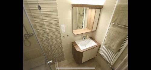 y baño con lavabo, espejo y ducha. en B39 Benczúr Apartment en Budapest