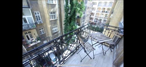 balkon budynku ze schodami i ławkami w obiekcie B39 Benczúr Apartment w Budapeszcie