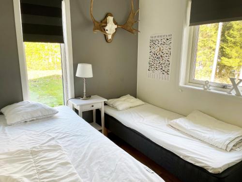 Voodi või voodid majutusasutuse Lovely holiday home with its own lake plot and panoramic view of Rasjon toas