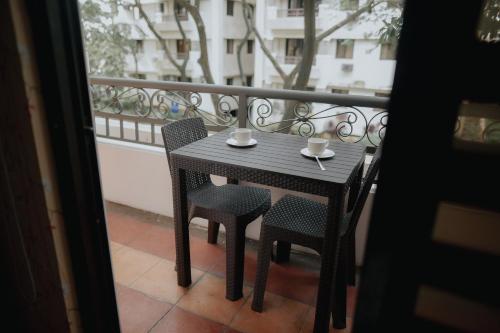 un tavolo nero e 2 sedie sul balcone di Stunning 3BR @Maricielo Villas a Manila