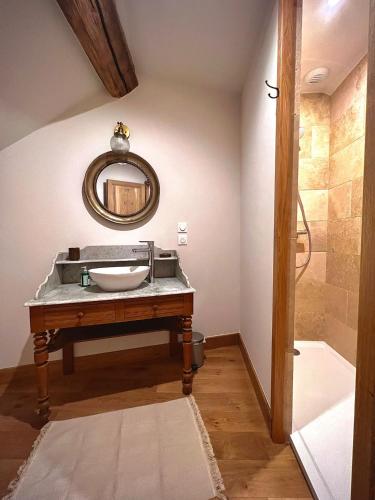 a bathroom with a sink and a mirror at Chambres Privées des HAMY au coeur du parc national ENTRÉE AUTONOME in Arc-en-Barrois