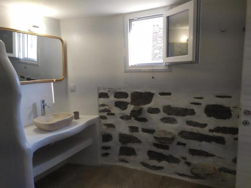 een badkamer met een wastafel en een spiegel bij Sofia sea view house in Faros