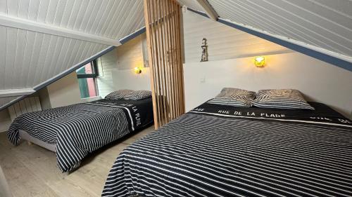- une chambre avec 2 lits dans l'établissement Le Cocon Cap Forêt, à Lège-Cap-Ferret